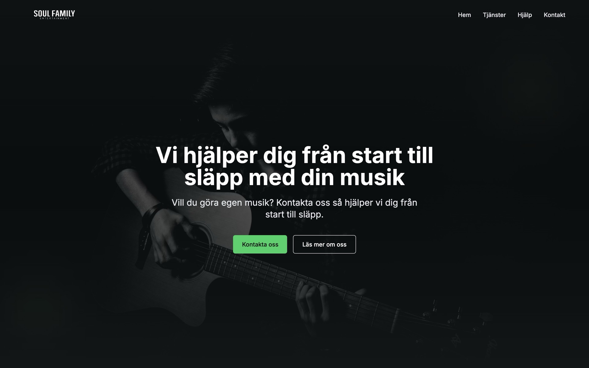 Startsida för Soul Family Entertainment - svartvitt foto av en gitarrist